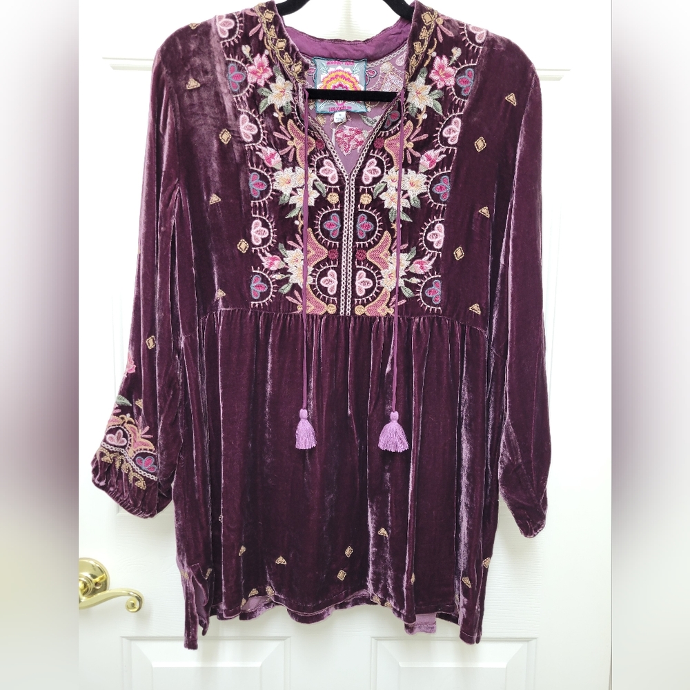 Johnny Was Amethyst Joanna Velvet V-neck Mandarin Tunic. Size Medium.